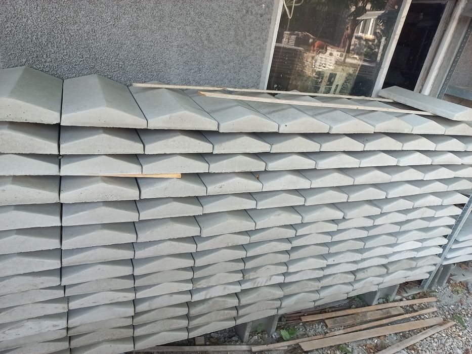 Producator stalpi de beton,spalieri vie gard  2m ,2,2m,2.4,capace