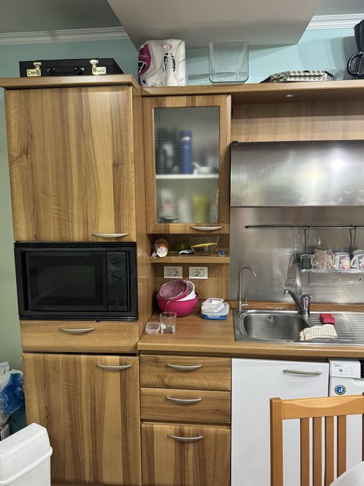 Кухня из дерева с техникой