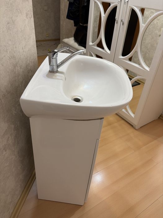 Продам раковина с зеркалом