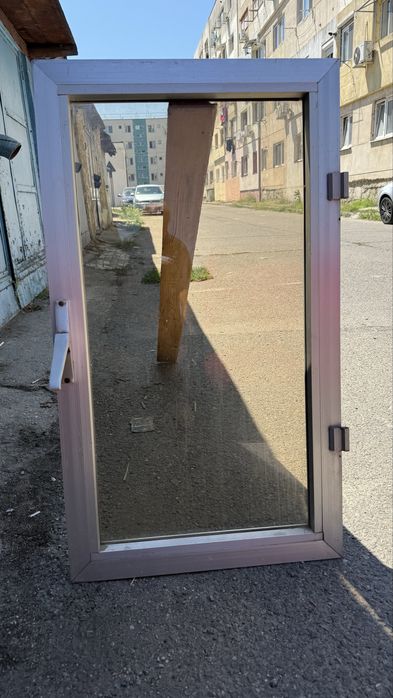 Vând o ușă de interior din lemn masiv și 6 rame geam din aluminiu