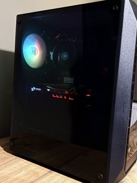 Геймърски компютър с монитор