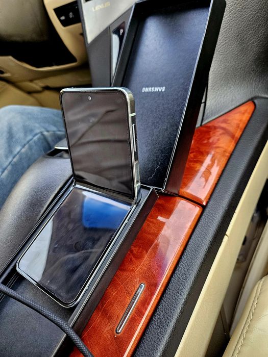 Samsung Galaxy Z Flip5, cu 8GB RAM și 512GB spațiu memorie