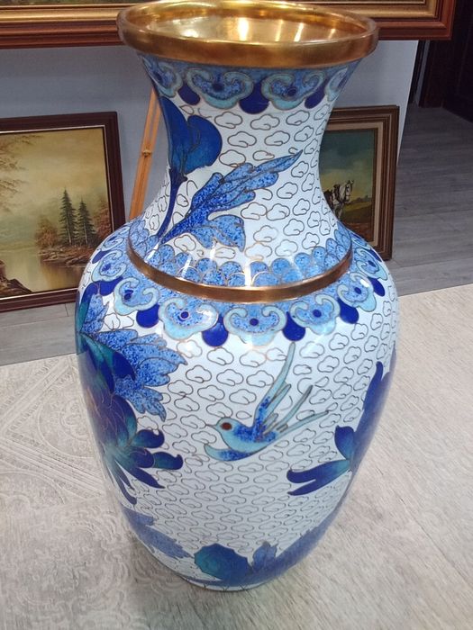 Китайска ваза Клоазоне (Cloisonné) – изящна изработка от мед, емайл и позлата (21х11 см)