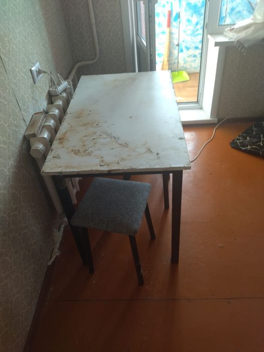 Кухонный стол черно-белый