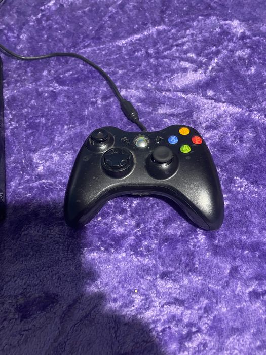 Xbox 360 cu maneta si 3 jocuri
