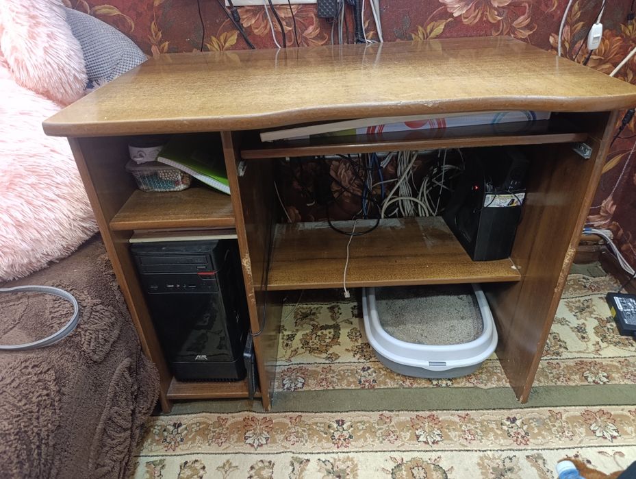 Срочно продам компьютерный стол