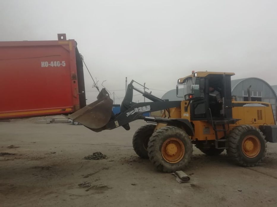 Погрузчик и камаз