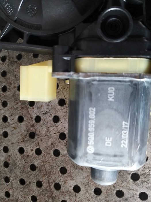Motoras macara dreapta spate audi a3 8v 5q0 959802 0130 822712 e85 0202086