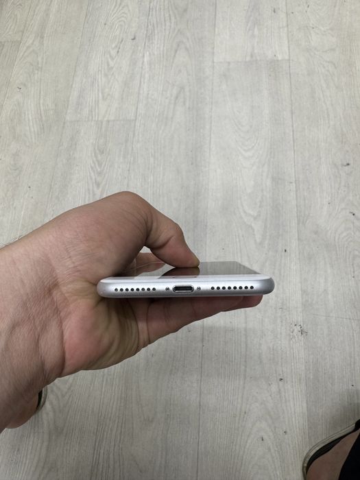 Срочно продам айфон 8+