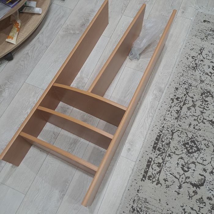 Стол для школьника, плательным шкафом