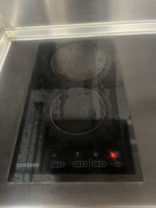 Кухня с уреди Samsung и  фурна SMEG