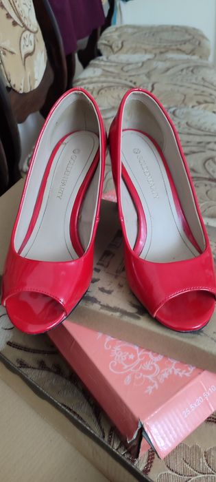 Продается женские туфли