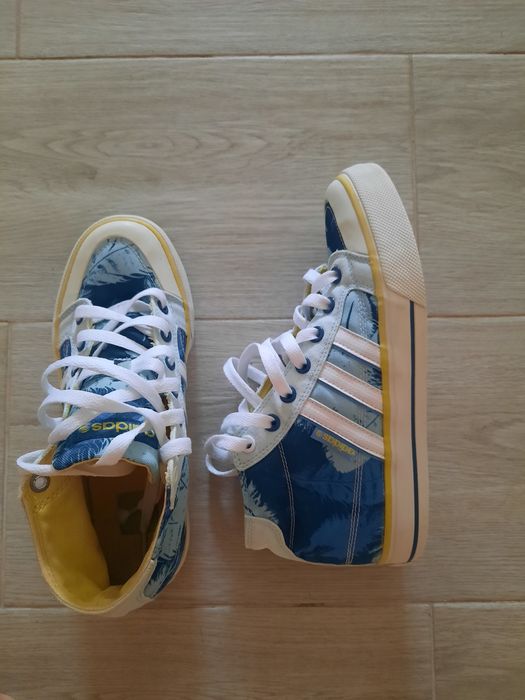 Vând bascheți ADIDAS