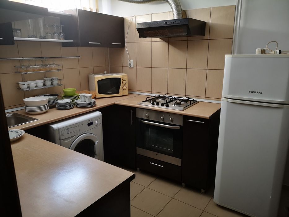 Inchiriez-apartament 2 camere-în vila/la curte.