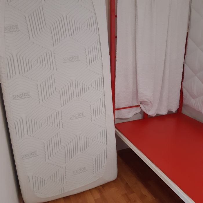 Vând pat etajat. Se poate pune birou sub el.