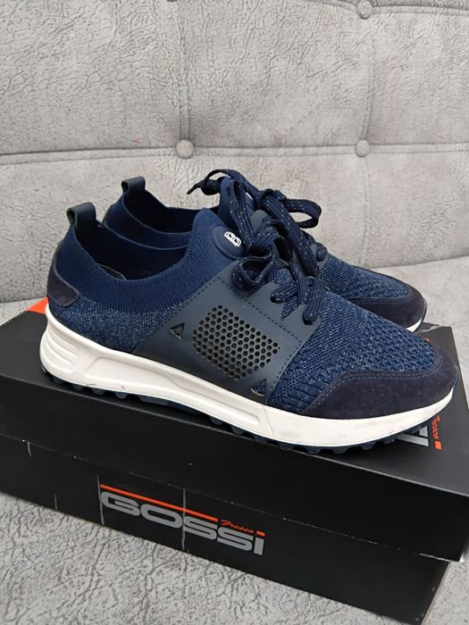 Продаётся обувь.