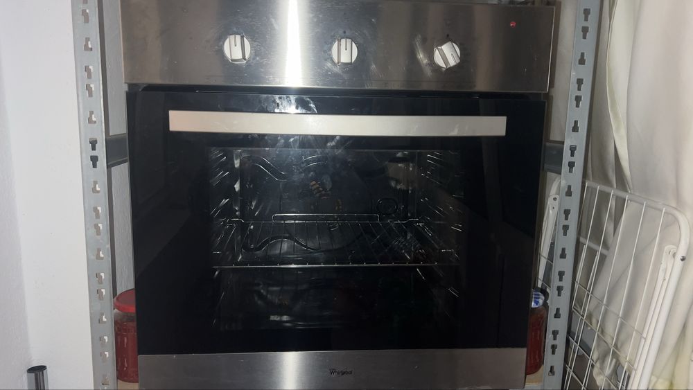 Vand Cuptor Stare foarte buna de functionare .Folosit ocazional