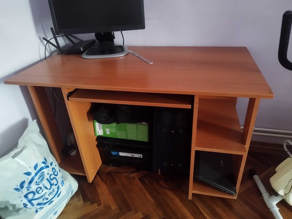 Vând birou in stare buna