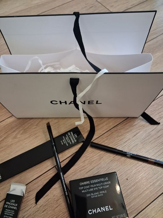 Комплект гримове и четки на Chanel за 220 лв всичко