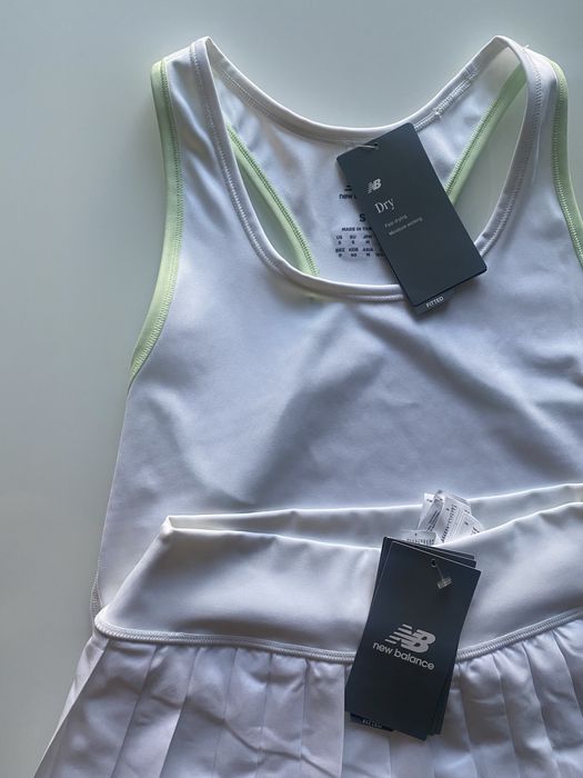 Alo Yoga тенис рокля и пола и потник New Balance