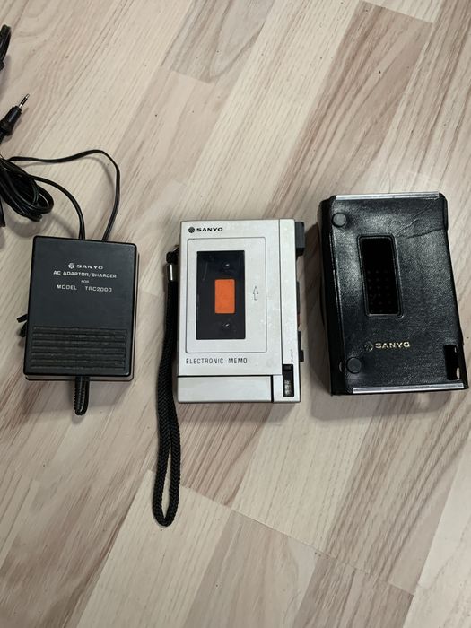 Casetofon Portabil Vintage SANYO TRC2000 Reportofon + Husa alimentator