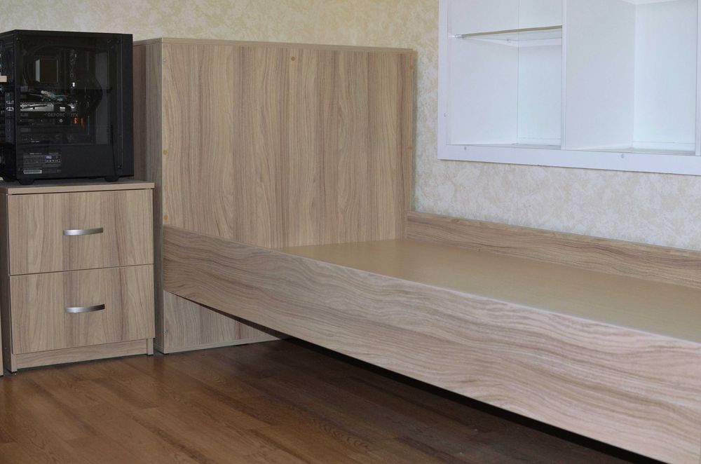 Кровать односпальная, стол письменный, тумбочка, полки для детской