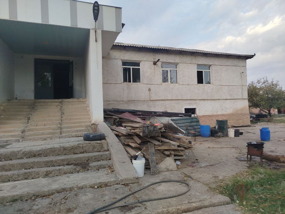 Нотурар бино сотилади