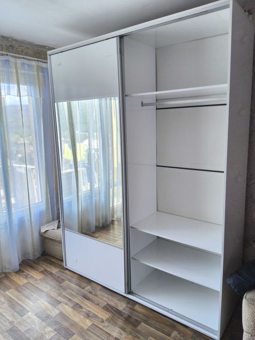 Гардероб с плъзгащи врати