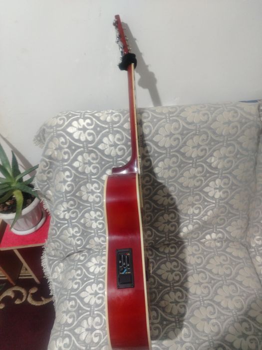 Продаётся акустическая гитара в хорошем состоянии