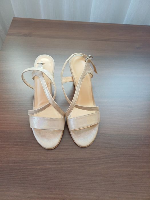 Vând sandale din piele naturala culoare bej, înălțime toc 8.5 cm.