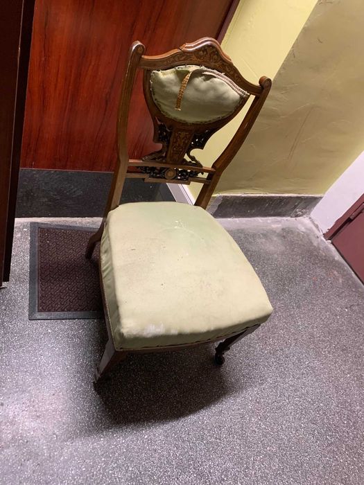 Продавам антикварен дървен стол