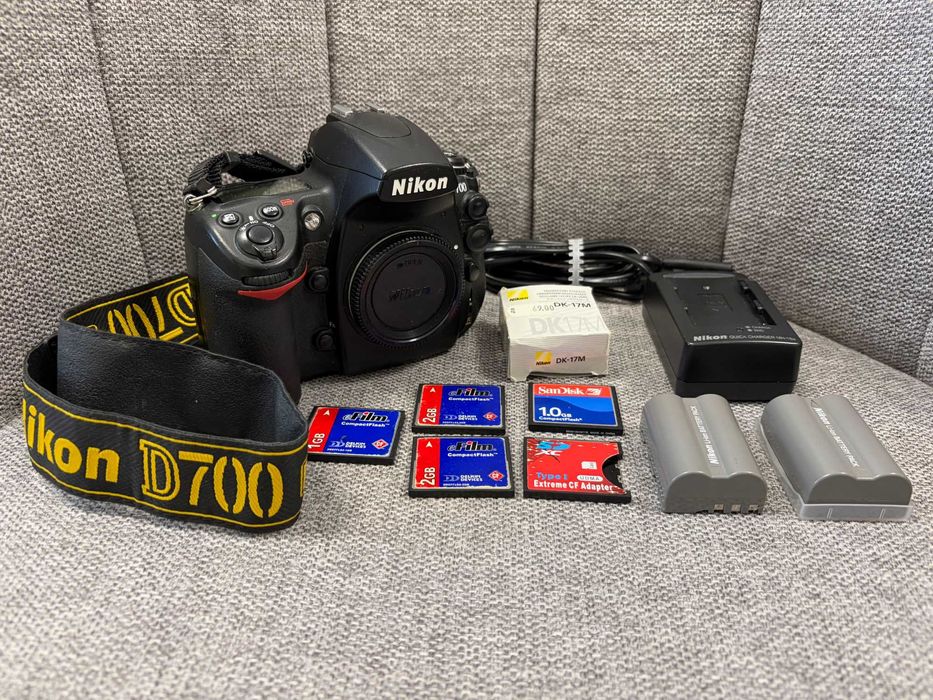 Nikon D700 с две батерии и увеличително стъкло DK-17M