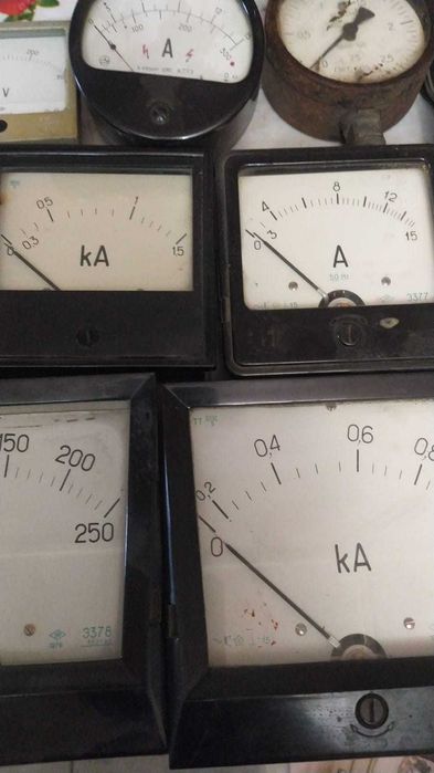 Измерительные приборы: амперметры, манометры и др.