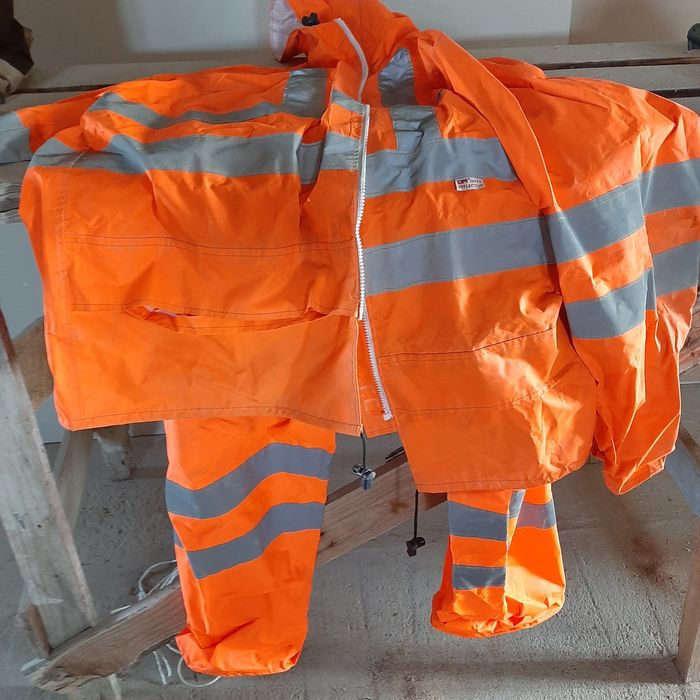 Продажа дождевого плаща.