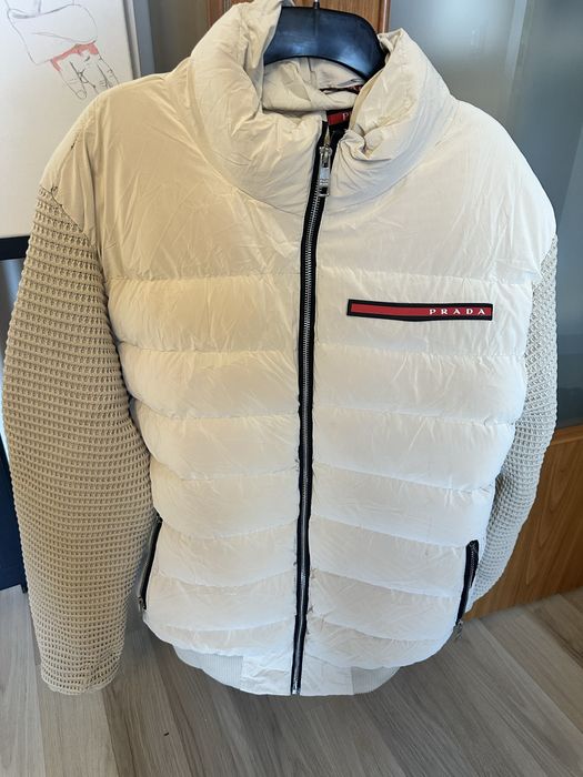 Cand geaca prada 500lei CITITi descriptea