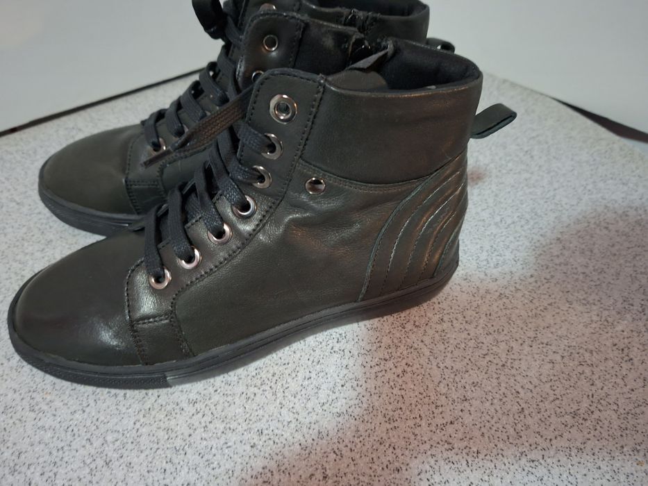 Tenisi din piele marimea 37