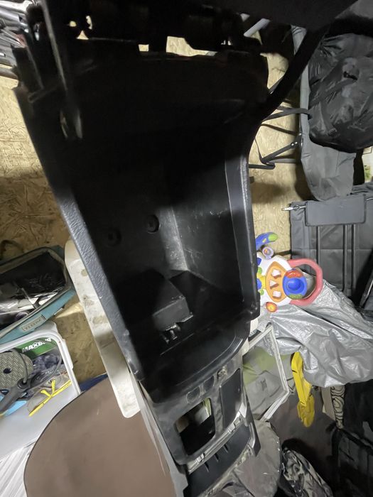 Продам центральную консоль 4runner 215