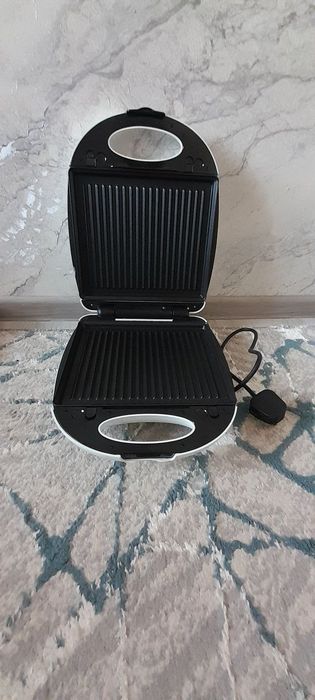 Бутербродница , , Гриль,  Сэндвичница с антипигарним покрытием.