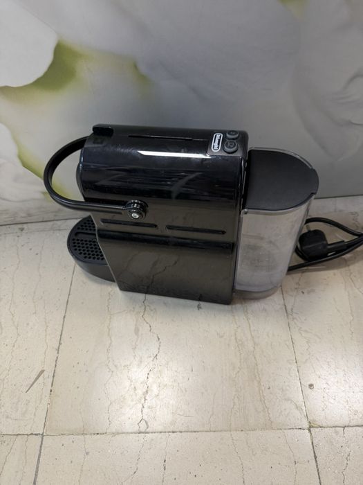Кафемашина с капсули Nespresso Inissia Black