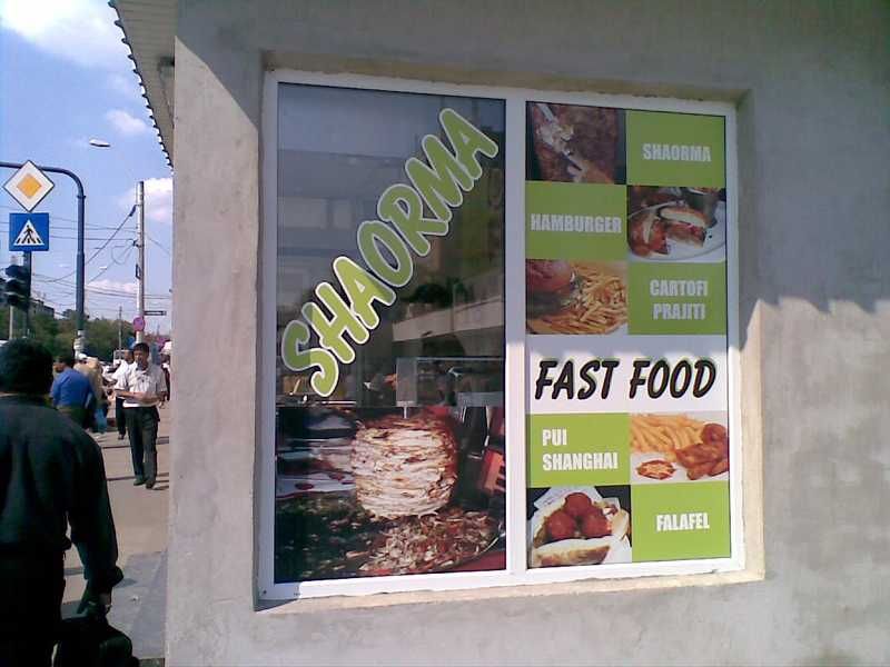 VITRINE magazine - personalizate cu autocolant special!