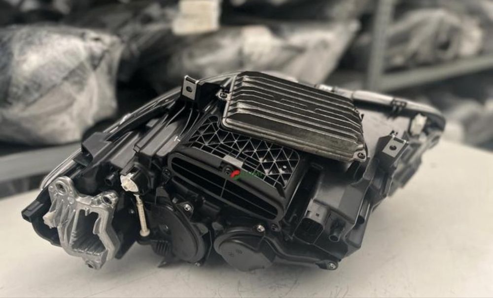 Бмв ф10/11 фар десен Adaptiv ( завиващ )
