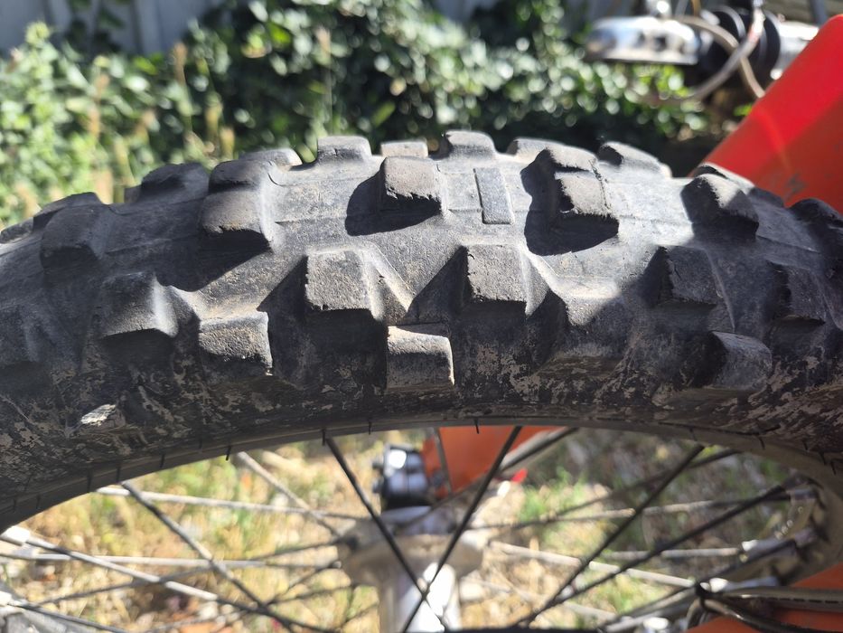 Vând două cauciucuri enduro-cross cu patru camere penttu ele