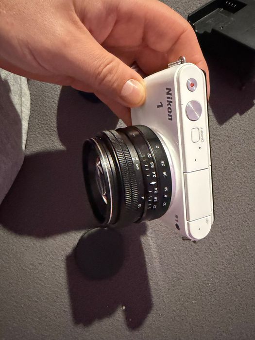 Nikon 1 S1 cu obiectiv manual