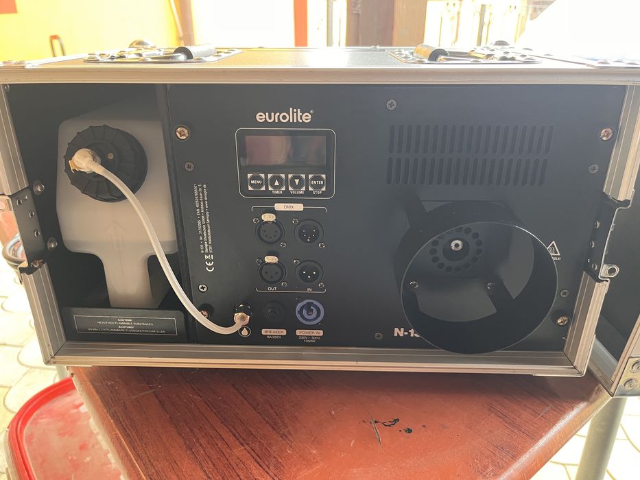Eurolite N-10 – Mașină profesională de fum 1300W + Flight Case