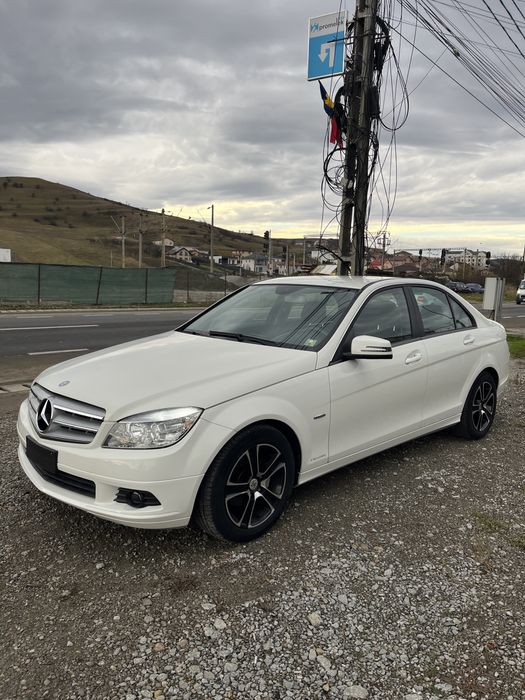 Vand sau schimb mercedes c 200 an 2011