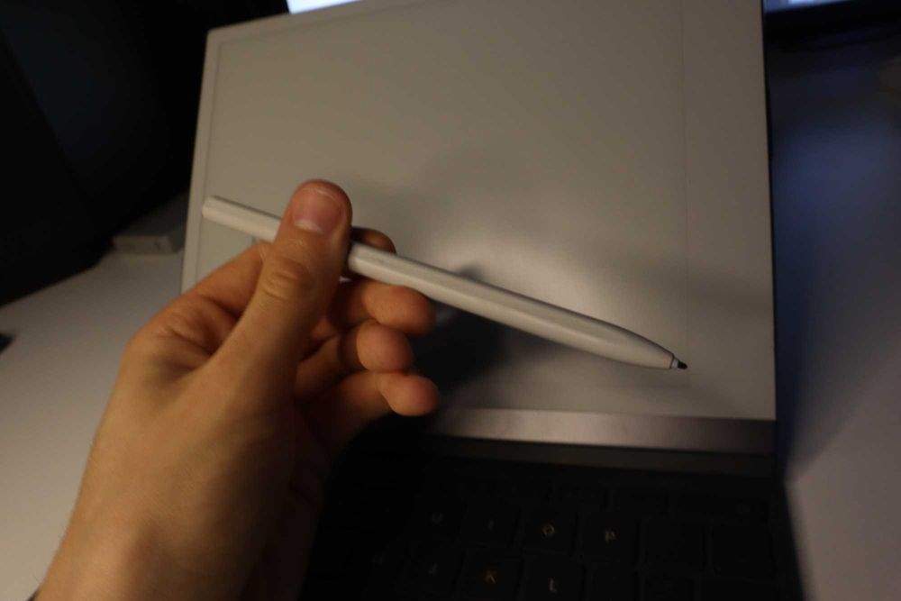 Remarkable + Husa cu Tastatura si varfuri de creion