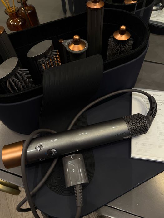 Продам Dyson оригинал , почти новый .