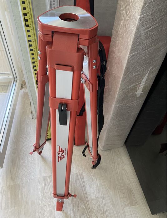 Штатив для нивелира