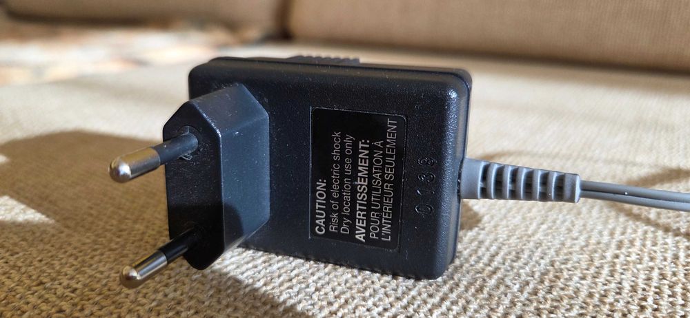 Продавам захранващ адаптер  Panasonic - 15 волта.