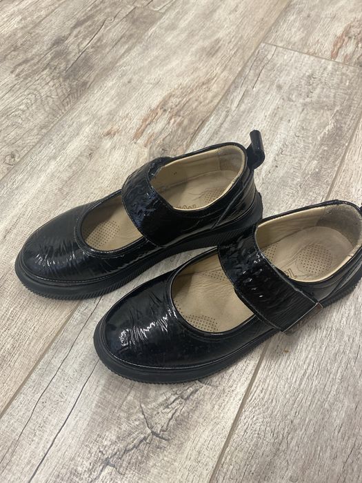 Продам школьные туфли